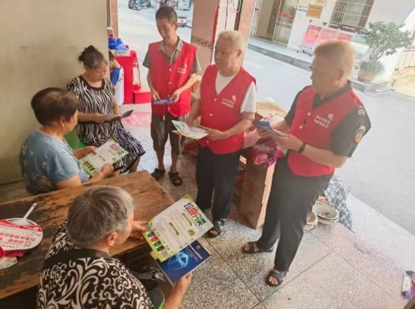 宣講隊在社區宣講。周弘攝