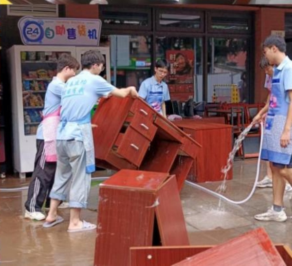 實踐團投入清淤工作。重慶理工大學供圖