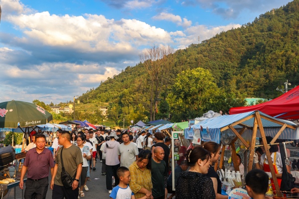 河灘夜市收到市民游客的喜歡。修齊鎮供圖