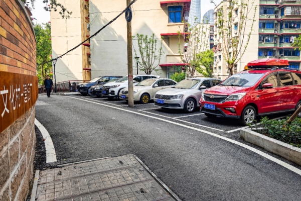 利用“邊角余料”改造的便民停車位。曹鳴鷗攝