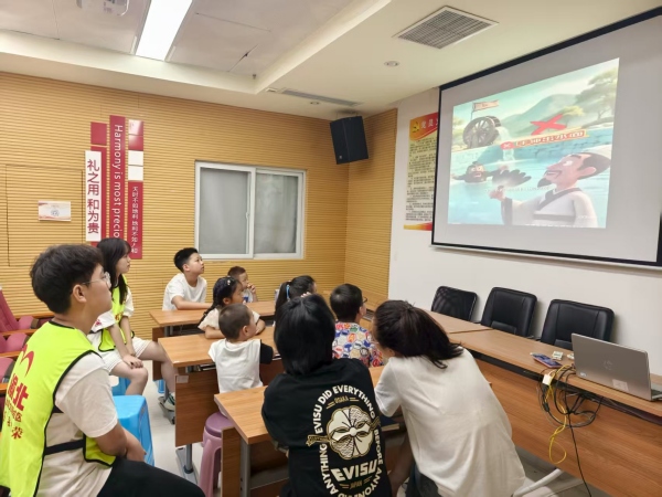 小朋友正在觀看安全科普小視頻。龍山街道供圖