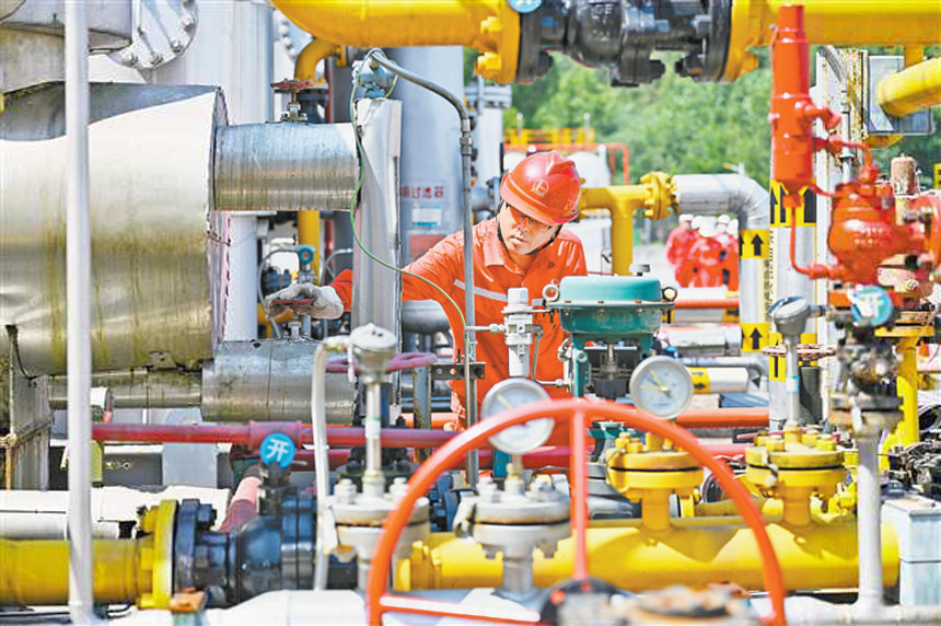 8月4日，豐都縣仁沙鎮，復興油田泰頁1#試采站內，工作人員在進行巡檢。