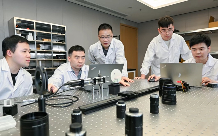 中科搖櫓船技術人員在進行晶元檢測測試。