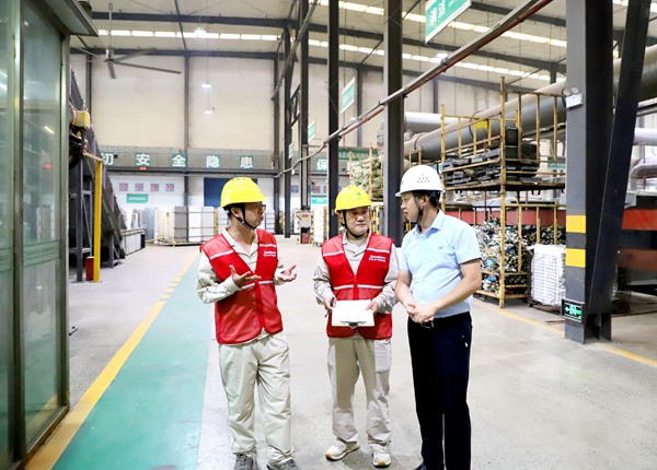 電力人員向廢棄物處理企業介紹降本增效舉措。國網重慶永川供電公司供圖