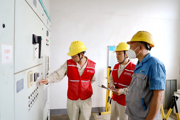 電力人員檢查客戶配電房。國網重慶永川供電公司供圖