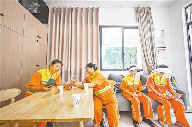 八月五日，北碚區蔡家街道中央公園勞動者港灣，環衛工人工作間隙乘涼休息。首席記者 龍帆 攝\視覺重慶