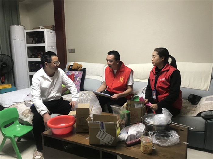 網格員劉世彬在李先生家中宣傳快遞包裹個人隱私保護知識。通訊員 王軒 攝