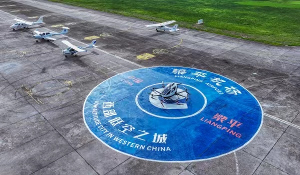 梁平機場，飛機整齊劃一地停放在停機坪，準備起飛。熊偉攝