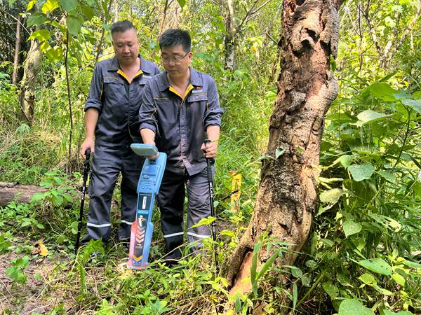 王志剛和隊員使用手持驗漏儀檢查燃氣管道是否泄漏。重慶燃氣集團供圖