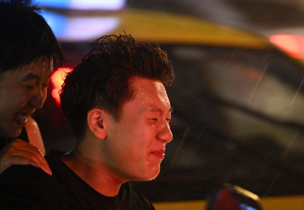 8月6日晚，南岸區水云路，市民在雨中騎行。記者 謝智強 攝