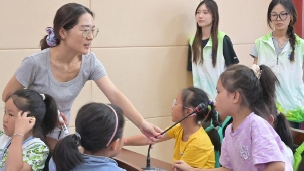 李立琪和學生們互動。翁麗攝