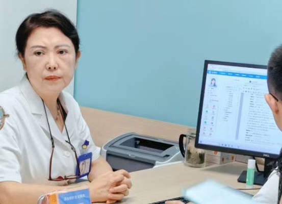 陳少軍看診現場。重慶普瑞眼科醫院供圖