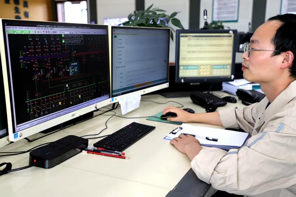 電力調度員時刻監控電網情況。國網重慶永川供電公司