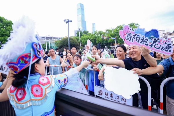 工作人員與長沙市民熱情互動。夏蕾攝