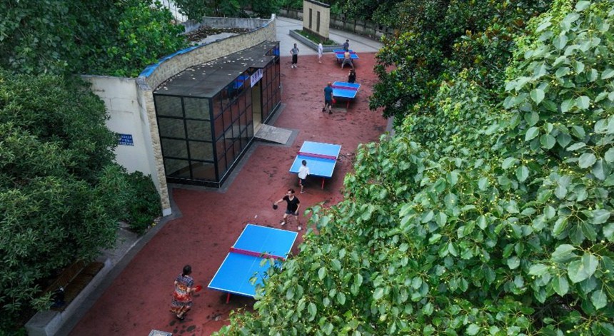 8月8日，酉陽縣鐘多街道河濱口袋公園，市民在打乒乓球健身（無人機照片）。特約攝影 邱洪斌