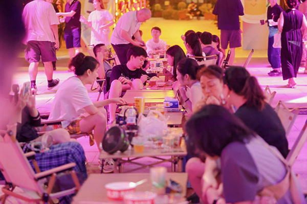 市民打卡“夜酒節”。重慶天地供圖