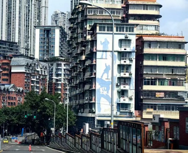 高樓上的涂鴉，是黃桷坪有別于其他地方的標志之一。黃桷坪街道供圖