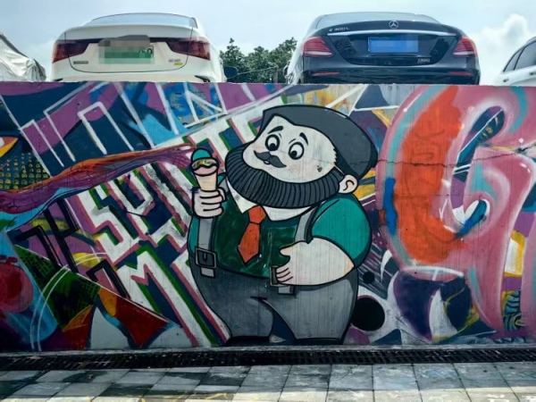 軌道站外的涂鴉呆萌可愛。黃桷坪街道供圖