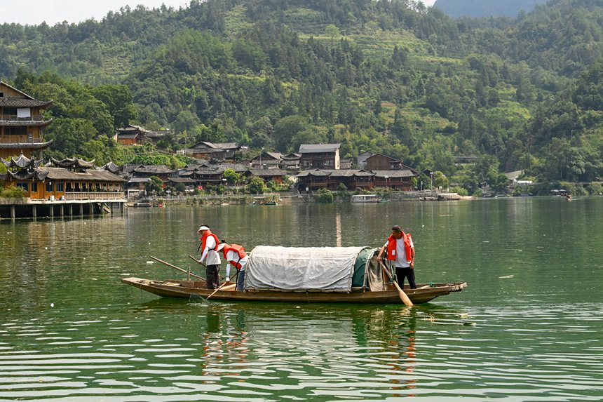 “河小青”志愿者們正在酉水河清漂。邱洪斌攝