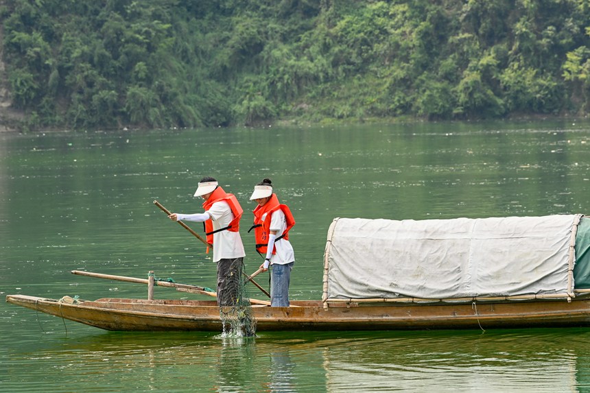 “河小青”志愿者們正在酉水河清漂。邱洪斌攝