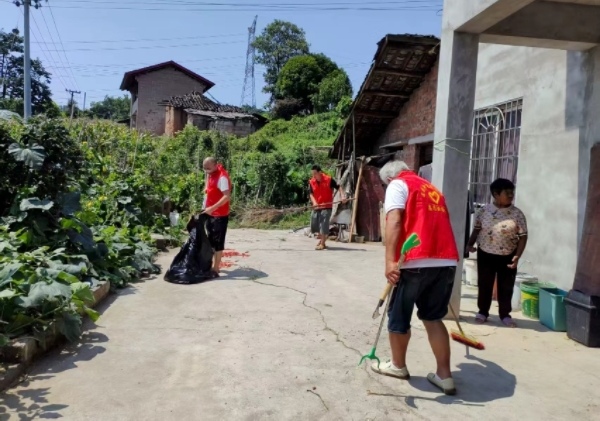 黨員服務隊的身影活躍在村中各處。牟萍攝