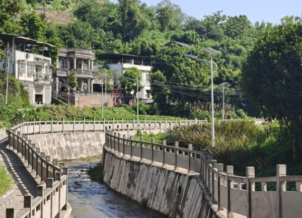 新安裝的太陽能路燈。韋鑫攝