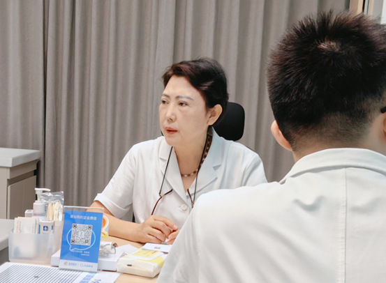 陳少軍為患者看診。重慶普瑞眼科醫院供圖