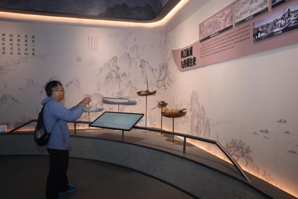 市民在江航運文化園展廳參觀。江北區委宣傳部供圖