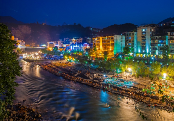 夜幕下的大寧河灘。巫溪縣文旅委供圖