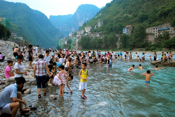 游客在大寧古城大寧河邊戲水。受訪者供圖