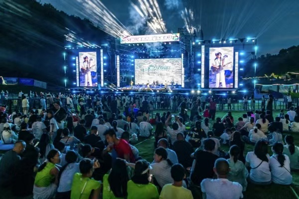 音樂會現場人潮涌動。陳再華攝