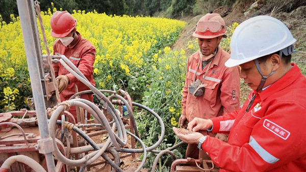 對礫石區進行把脈問診。西南物探分公司鉆井工程中心供圖