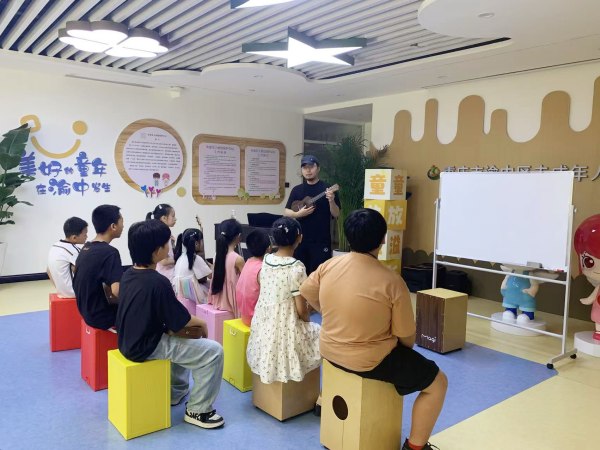 孩子們感受音樂魅力。任峰攝