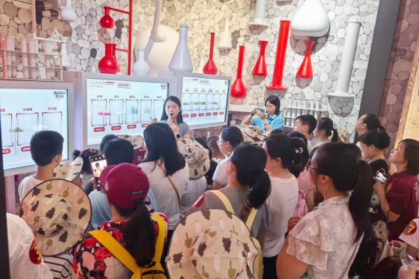 小朋友們在重慶市青少年禁毒教育基地參觀學習。湛琳麗攝