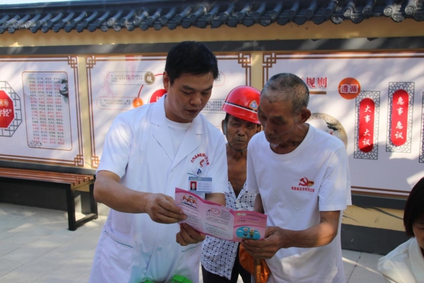 “N力量”醫護人員加入網格進行醫保政策宣傳。棲霞鎮供圖