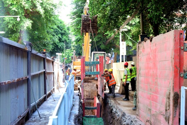 起重機吊起支戶箱。楊晨攝