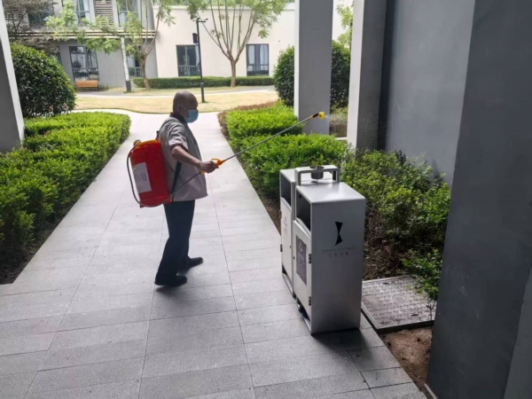 環衛人員背著消殺設備對重點部位噴灑消毒藥劑。劉琴攝