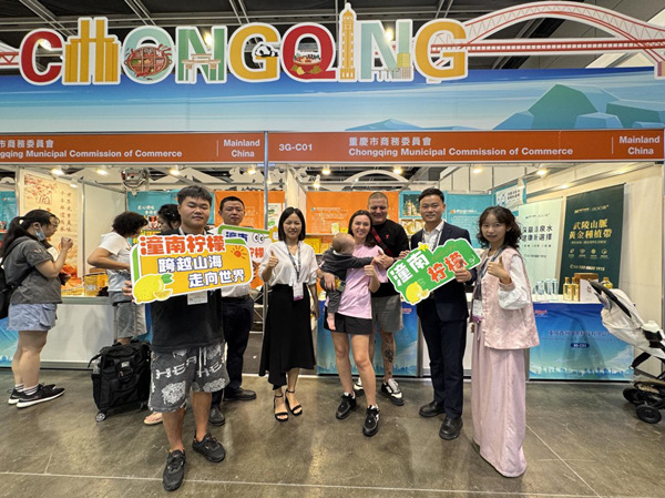 2025香港美食博覽會現場（右一為顏欣蘭）。重慶對外經貿學院供圖