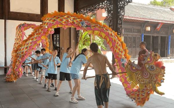 青少年體驗舞龍。葉茂攝