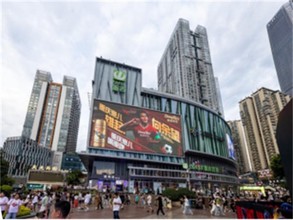 商圈中的海報。重慶啤酒供圖