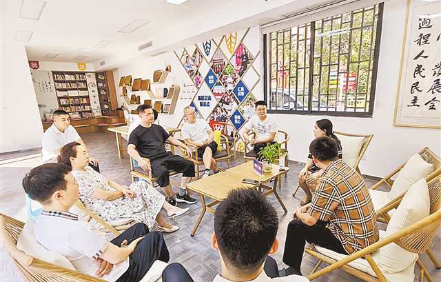 “鄰里幫”調解員組織群眾共同議事。（圖片由受訪者供圖）