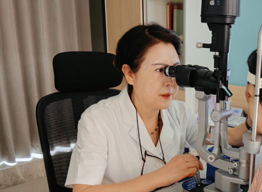 陳少軍為患者查看眼部情況。重慶普瑞眼科醫院供圖