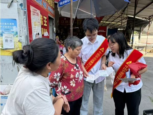 向群眾講解反洗錢知識。農發行重慶市石柱縣支行供圖