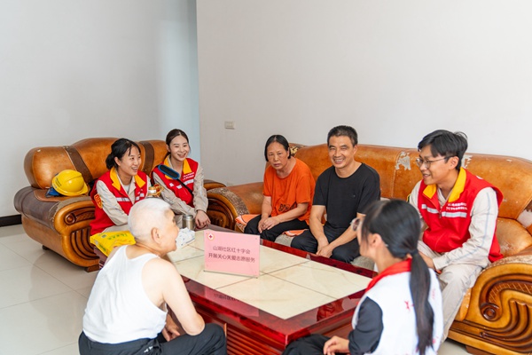 志愿者了解群眾用電需求。國網重慶永川供電公司供圖