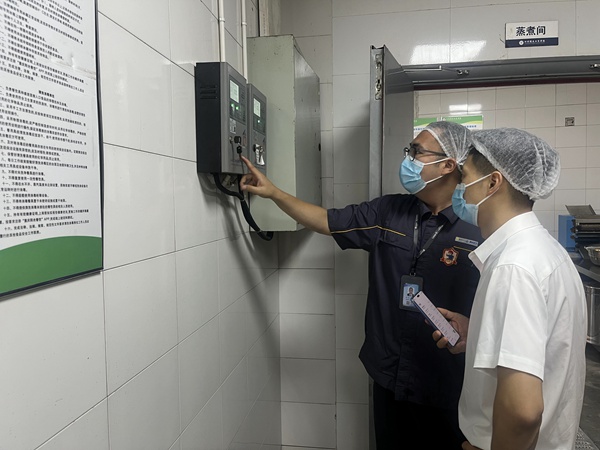 在四川儀表工業學校，“紅巖燃小兵”向工作人員講解報警器注意事項。重慶燃氣集團供圖