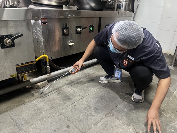 在四川儀表工業學校，檢查燃氣灶具安全情況。重慶燃氣集團供圖