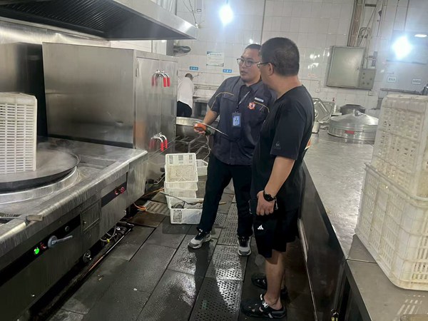 在華光小學，向工作人員講解用氣環境注意事項。重慶燃氣集團供圖