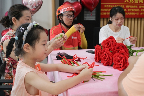 “巧手生花”環節。吳瑕鈺美攝