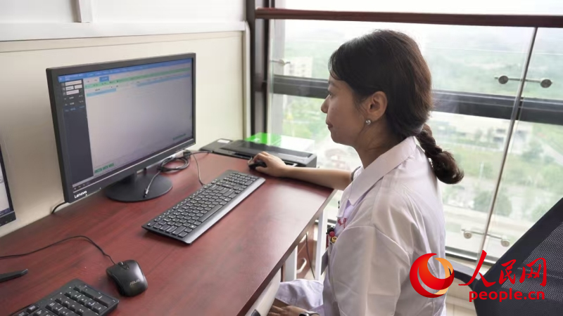 重慶醫科大學附屬第二醫院江南院區，醫生通過醫檢互認系統，查看患者在當地的檢查結果。人民網記者 劉祎攝