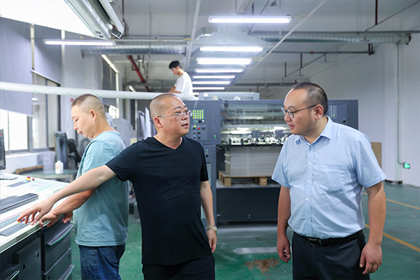 農行工作人員深入了解企業產品結構。向詩佳攝